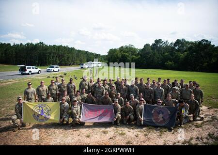 Gli airman del 822d base Defence Squadron, 823d base Defence Squadron e 824th base Defence Squadron si riuniscono per una foto di gruppo dopo aver completato un'operazione di addestramento aereo alla Moody Air Force base, Georgia, 15 giugno 2021. Il 93d AGOW base Defense Group, 14 ASOS e la Guardia Nazionale dell'Esercito della Georgia hanno condotto la prima di una nuova capacità missionaria che combina 2 elicotteri Chinook CH-47 e equipaggio con 65 jumper dalla BDG, 14 ASOS e l'Esercito degli Stati Uniti. Foto Stock