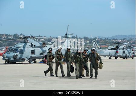 210615-N-EV253-2086 SAN DIEGO (15 giugno 2021) – Capt. Brannon Bickel, Commander, Helicopter Maritime Strike Wing Pacific, front right, saluta il Capt. Jeffrey Melody, front left, a seguito di un cambio di comando in volo di formazione fly-commemorando il volo finale di Melody come commodore. Durante la cerimonia di cambio di comando, Melody, da Youngstown, Ohio, è stato sollevato da Bickel, da Massillon, Ohio, come commodore di HSM Wing Pacific, e ciascuno ha volato MH-60R Seahawk elicotteri, assegnati ai 'Seahawks' di Helicopter Maritime Strike Squadron (HSM) 41, sulla Naval Air Station (NAS) North Island a Coron Foto Stock