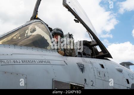 John Gonzales, 51st Comandante dell'ala dei combattenti, si prepara ad uscire da un A-10 Thunderbolt II dopo il suo volo finale alla base aerea di Osan, Repubblica di Corea, 16 giugno 2021. il fini-volo è una tradizione di lunga data dell'aeronautica militare, che risale alla seconda guerra mondiale, che si verifica quando un pilota parte da una base. Foto Stock