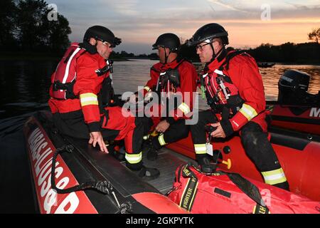 Illinois Urban Search and Rescue Task Force 1 membri da sinistra a destra Todd Taylor, James Loehman e Justin Reynolds si siedono in una barca zodiacale mentre si preparano a condurre una missione di addestramento di soccorso e di ricerca dell'acqua alla ricerca di vittime simulate di incidenti nel fiume Mississippi a la Crosse, Wisconsin, Durante l'esercizio PATRIOT 21 16 giugno 2021. PATRIOT 21 è un esercizio di formazione progettato per i membri militari di lavorare insieme alla gestione civile di emergenza e soccorritori nello stesso modo che farebbero durante un disastro naturale in modo che nel caso di un disastro reale tutte le agenzie possano massimizzare Foto Stock