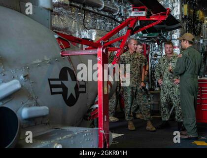 OKINAWA, Giappone (16 giugno 2021) il Lt. Michael J. Ryan, di Detroit, spiega le capacità di aviazione al col. Nick Sims, dodicesimo ufficiale comandante del Regiment Marino, durante un tour a bordo della nave da combattimento litoranea variante Indipendenza USS Tulsa (LCS 16). Tulsa, parte di Destroyer Squadron Seven, è su uno schieramento rotazionale che opera nell'area operativa della settima flotta degli Stati Uniti per migliorare l'interoperabilità con i partner e servire come una forza di pronto intervento a sostegno di una regione indopacifica libera e aperta. Foto Stock