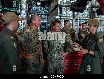 OKINAWA, Giappone (16 giugno 2021) il Lt. Michael J. Ryan, di Detroit, spiega le capacità di aviazione al col. Nick Sims, dodicesimo ufficiale comandante del Regiment Marino, durante un tour a bordo della nave da combattimento litoranea variante Indipendenza USS Tulsa (LCS 16). Tulsa, parte di Destroyer Squadron Seven, è su uno schieramento rotazionale che opera nell'area operativa della settima flotta degli Stati Uniti per migliorare l'interoperabilità con i partner e servire come una forza di pronto intervento a sostegno di una regione indopacifica libera e aperta. Foto Stock