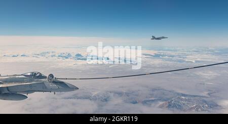 Una Royal Canadian Air Force CF-18 Hornet effettua il rifornimento aria-aria mentre due Royal Canadian Air Force CF-18 Hornets effettuano un volo di addestramento su Ellesmere Island come parte dell'esercizio Amalgam Dart, 16 giugno 2021. Foto: Corporale Duchesne-Beaulieu, 3 Wing Imaging Foto Stock