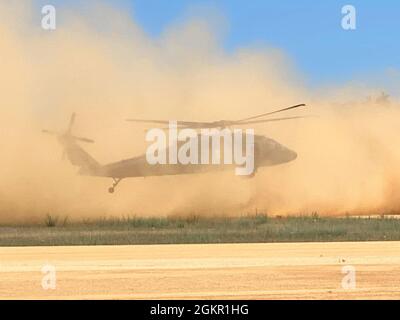 Una Guardia Nazionale UH-60 Black Hawk atterra alla striscia di Assalto Young Air il 16 giugno 2021, durante le operazioni per l'esercizio Patriot ’21 a Fort McCoy, Wis. Patriot ‘21 è stato un esercizio congiunto e interagenzia sponsorizzato dal National Guard Bureau (NGB). Si è giocato a Volk Field, Wis., Combat Readiness Training Center e Fort McCoy dal 14 al 17 giugno. Si tratta di un esercizio di formazione progettato per la gestione civile delle emergenze e per i soccorritori per lavorare con le entità militari nello stesso modo in cui si troverebbero durante le catastrofi. L’esercizio mette alla prova le capacità della Guardia Nazionale di supportare le operazioni di risposta basate su o Foto Stock