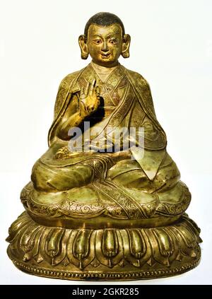 Lama Dpal ldan tshul khoirs 1500 - 1699rame, 16,8 cm x 13,8 cm x 9,5 cm, Tibet centrale, immagine del lama Dpal ldan tshul khoirs (1333-1399), uno dei maestri nella trasmissione della dottrina del Lam 'bras ('percorso e risultato') all'interno della scuola Sakyapa del buddismo tibetano. Foto Stock