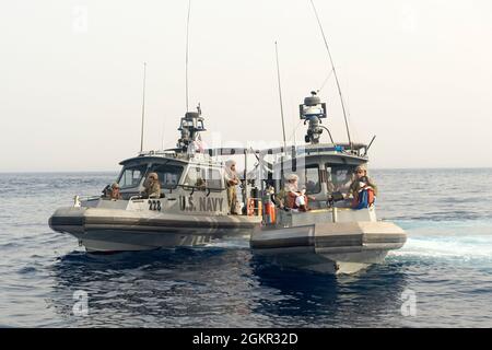 GULF OF TADJOURA (17 giugno 2021) U.S. Navy Maritime Expeditionary Security Squadron Eleven (MSRON-11), con sede a Camp Lemonnier, si allontana da USNS Patuxent (T-AO-201) con quattro Somalis che sono stati salvati da una barca da pesca bloccata, 17 giugno 2021. Due barche di pattuglia MSRON-11 tirate lungo il lato del Henry J. Kaiser-classe in corso di rifornimento oliatore USNS Patuxent (T-AO-201) e hanno ricevuto i pescatori prima di trasferirli sulla nave di pattuglia della Guardia Costiera Gibutiana, Damerjog. I quattro pescatori somali sono stati bloccati in mare dopo un guasto meccanico e sono stati privi di cibo o acqua per fognare Foto Stock