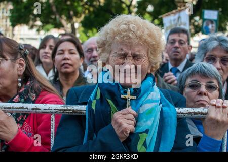 BUENOS AIRES, ARGENTINA - 02 giugno 2013: La donna che tiene una croce durante la festa del Corpus Domini a Buenos Aires, Argentina. Foto Stock