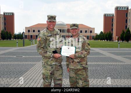 John L. Harrell, comandante uscente del 509° Battaglione segnale strategico, ha ricevuto una Meritorious Service Medal dal col. Michael R. Kaloostian, comandante della 2a Brigata segnale Teatro, durante la cerimonia di cambio comando sotto la condizione di prevenzione di Covid-19 a Caserma del DIN, Vicenza, Italia 17 giugno 2021. Foto Stock