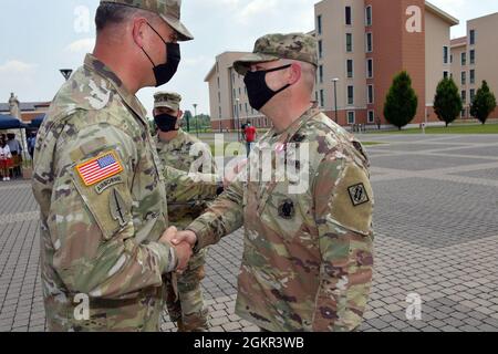 Michael R. Kaloostian, comandante della seconda Brigata del segnale teatrale, spilla la Meritorious Service Medal il L. John L. Harrell, comandante uscente della 509a Battaglione del segnale strategico, durante la cerimonia del cambio di comando sotto la condizione di prevenzione di Covid-19 a Caserma del DIN, Vicenza, Italia 17 giugno 2021. Foto Stock