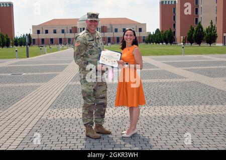 Il Dr. Lori Harrell, moglie del L. John L. Harrell, comandante uscente del 509° Battaglione segnale strategico, ha ricevuto il certificato di conseguimento dal col. Michael R. Kalostian, comandante della 2a Brigata segnale Teatro, durante la cerimonia di cambio comando sotto la condizione di prevenzione di Covid-19 a Caserma del DIN, Vicenza, Italia 17 giugno 2021. Foto Stock