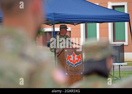 Michael R. Kaloostian, comandante della seconda Brigata del segnale teatrale, fornisce osservazioni durante la 509a cerimonia di cambio di comando del Battaglione del segnale strategico sotto la condizione di prevenzione di Covid-19 a Caserma del DIN, Vicenza, Italia 17 giugno 2021. Foto Stock