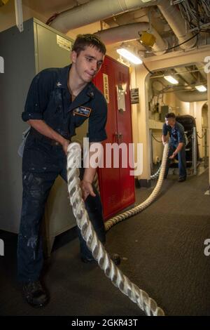 Boatswain's Mate 3rd Class Zander Jenkins, (a sinistra), da Bardstown, Kentucky, e Boatswain's Mate Seaman Zachary Thornton, da Lexington, Texas, assegnato al dipartimento di coperta USS Gerald R. Ford's (CVN 78), prepara nuove linee di ormeggio, 17 giugno 2021. Ford è in corso nell'Oceano Atlantico conducendo Full Ship Shock Trials (FSST). La Marina degli Stati Uniti conduce prove d'urto di nuovi progetti di navi usando esplosivi vivi per confermare che le nostre navi da guerra possono continuare a soddisfare i requisiti di missione impegnativi nelle condizioni difficili che potrebbero incontrare in battaglia. Foto Stock