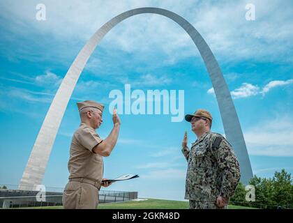 210617-N-JH293-1007 ST. LOUIS (17 giugno 2021) Aviation Ordnanceman 1st Class Matthew Simons, Right, un recruiter assegnato a Navy Talent Acquisition Group (NTAG) Mid America, rienlists recitando il giuramento di enlistment amministrato da CMdR. Benjamin Fischer, comandante della NTAG Mid America, di fronte al Gateway Arch, 17 giugno 2021. NTAG Mid America, parte del comando Navy Recruiting, recluta la prossima generazione di marinai Navy in tutte le aree che comprendono Missouri, Kansas, Illinois centrale e meridionale e una parte del Kentucky. Foto Stock