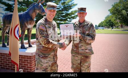 Joseph Kurz, capo di stato maggiore, 1° comando di sostegno al teatro, si pone per una foto con il Maj Adam Kama, avvocato del vice giudice, 1° TSC, dopo avergli assegnato la Meritorious Service Medal il 17 giugno 2020 a Fort Knox, Kentucky. L'attenzione di Kama ai dettagli, la devozione al dovere e la determinazione sono state strumentali nel successo della missione del comando. Foto Stock