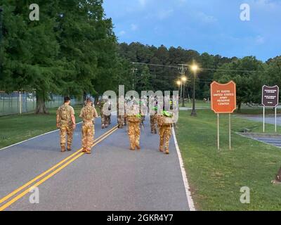 Soldati dell'esercito degli Stati Uniti che partecipano all'Accademia non commissionata dell'Aviazione dell'esercito degli Stati Uniti - Eustis Advanced Leaders Course condurre una valutazione di marcia del ruck di sei miglia, valutando la loro resistenza generale, a Fort Eustis, Virginia, 17 giugno 2021. Foto Stock