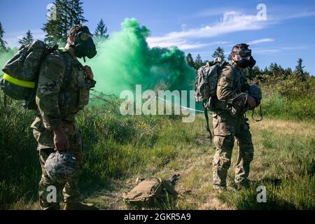 SPC. Colin Hofmann (a sinistra) e Sgt. Patrick Cook (a destra) di MEDDAC-Alaska partecipa all'evento Army Warrior Tasks, Lanes durante il Regional Health Command-Pacific's Best leader Competition giovedì 17 giugno 2021 presso la Joint base Lewis-McChord. Il concorso Best leader promuove esprit de Corps in tutta l'esercito, riconoscendo i soldati che dimostrano i valori dell'esercito e incarnano l'etica del guerriero. La competizione riconosce quei soldati che possiedono superbe abilità militari di supporto e di comunicazione, conoscenza approfondita di soggetti militari, e la capacità di eseguire Soldier e. Foto Stock