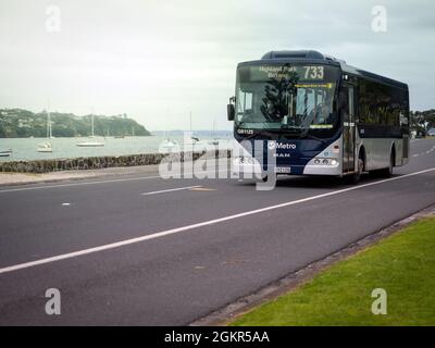 AUCKLAND, NUOVA ZELANDA - 07 luglio 2021: Un AUTOBUS Metro alla Parade a Bucklands Beach ad Auckland, Nuova Zelanda in una giornata cupa Foto Stock