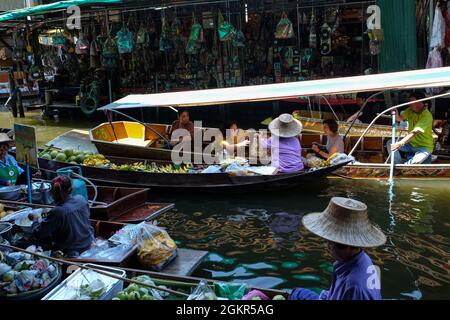 RATCHABURI, THAILANDIA - 04 agosto 2021: Un famoso mercato galleggiante a Ratchaburi, Damnerm Saduak, un luogo ideale per visitare e vedere la cultura e il commercio di persone Foto Stock