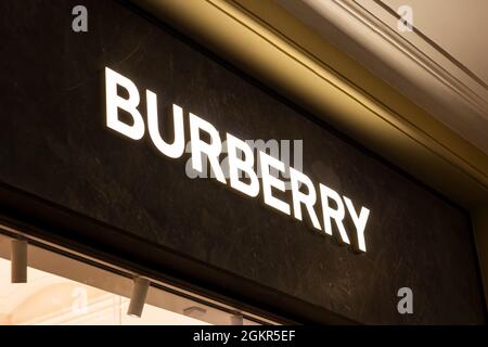 MOSCA, RUSSIA - 10 AGOSTO 2021: Logo del negozio al dettaglio di marca Burberry singboard sul negozio nel centro commerciale. Foto Stock