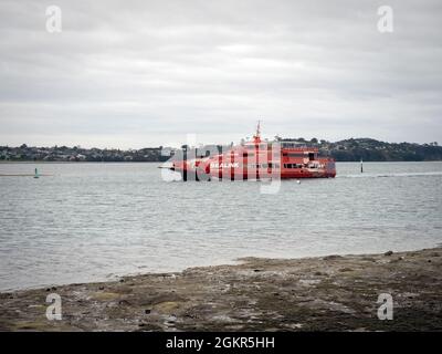 AUCKLAND, NUOVA ZELANDA - 07 luglio 2021: Un traghetto Sealink passeggeri che naviga dall'isola di Waiheke alla Half Moon Bay ad Auckland, Nuova Zelanda Foto Stock