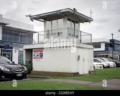 AUCKLAND, NUOVA ZELANDA - 07 luglio 2021: Una torre di sicurezza in un parcheggio a Half Moon Bay, Auckland, Nuova Zelanda in una giornata buia Foto Stock