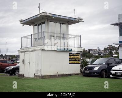 AUCKLAND, NUOVA ZELANDA - 07 luglio 2021: Una torre di sicurezza per il parcheggio in Half Moon Bay, Auckland, Nuova Zelanda Foto Stock