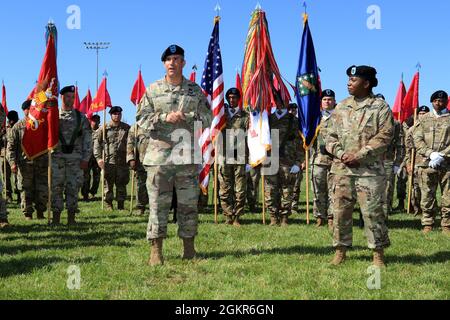 Briga. Antonio Munera, comandante generale, 20th Chemical Biological Radiological Nuclear Explosives Command (CBRNE), parla a oltre 150 soldati e civili, e condivide la sua adorazione per Command Sgt. Henney Hodgkins, il suo consulente senior, giugno 17, durante una cerimonia di cambio di responsabilità tenutasi ad Aberdeen Proving Ground, Maryland. Munera ha detto che considera Hodgkins come il capo del servitore quintessenza. Foto Stock