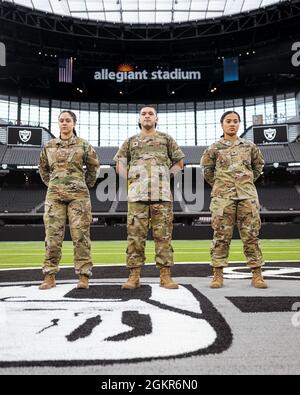 Personale Sgt. Maria Bonsignore (sinistra) SPC. Jason Martinez e SPC. Maureen Macato si pone per un campo di centro fotografico all'Allegiant Stadium, giovedì 17 giugno 2021 a Las Vegas, Nevada. Tutti e tre i Guardsmen hanno lavorato alle missioni di vaccinazione COVID-19 per lo stato del Nevada dall'inizio della pandemia. Foto Stock