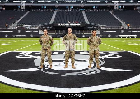 Personale Sgt. Maria Bonsignore (sinistra) SPC. Jason Martinez e SPC. Maureen Macato si pone per un campo di centro fotografico all'Allegiant Stadium, giovedì 17 giugno 2021 a Las Vegas, Nevada. Tutti e tre i Guardsmen hanno lavorato alle missioni di vaccinazione COVID-19 per lo stato del Nevada dall'inizio della pandemia. Foto Stock