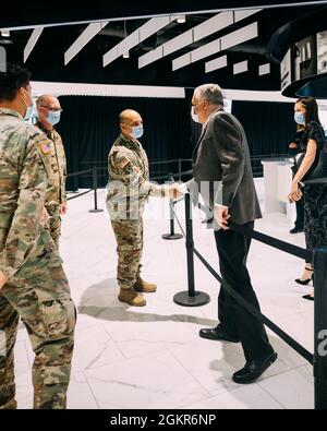 Gov. Steve Sisolak scuote il primo Sgt. Rafael Aguilar mano all'Allegiant Stadium, 17 giugno 2021 a Las Vegas, Nevada. Foto Stock