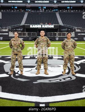 Personale Sgt. Maria Bonsignore (sinistra) SPC. Jason Martinez e SPC. Maureen Macato si pone per un campo di centro fotografico all'Allegiant Stadium, giovedì 17 giugno 2021 a Las Vegas, Nevada. Tutti e tre i Guardsmen hanno lavorato alle missioni di vaccinazione COVID-19 per lo stato del Nevada dall'inizio della pandemia. Foto Stock