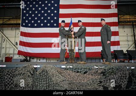 John Gallemore, ottavo comandante dell'ala dei combattenti, presenta il guidon cerimoniale al Colon. Wesley Hales durante l'ottavo cambio di comando del gruppo operativo alla base aerea di Kunsan, Repubblica di Corea, 17 giugno 2021. Hales, ottavo comandante in arrivo OG, assunse il comando dell'ottavo OG dal comandante in uscita, Colon. Lynn Savage. Foto Stock