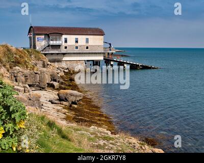 MOELFREANGLESEY, REGNO UNITO - Sep 13, 2021: La stazione di Moelfre Lifeboat sulla costa nord-orientale di Anglesey la posizione di molti rescu nave Foto Stock