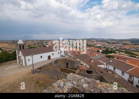 Mogadouro, Portogallo - 26 agosto 2021 : Vila de Mogadouro, Distretto di Braganca, Portogallo Foto Stock