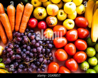 mix di frutta e verdura fresca Foto Stock