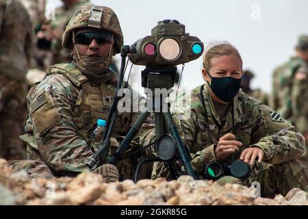 Soldati dell'esercito degli Stati Uniti assegnati al secondo battaglione con sede a Forsyth, 121st reggimento di fanteria, 48th squadra di combattimento di Brigata di fanteria, Guardia Nazionale dell'esercito della Georgia, conducono le operazioni di sostegno del fuoco durante l'esercitazione combinata di Live-Fire che chiude il Leone africano 2021 all'area di addestramento di Tan Tan, Marocco, 18 giugno 2021. Il Leone africano è il più grande, Premier, comune, esercizio annuale del comando degli Stati Uniti d'Africa ospitato da Marocco, Tunisia e Senegal, 7-18 giugno. Più di 7,000 partecipanti provenienti da nove nazioni e dalla NATO si allenano insieme con un focus sul rafforzamento della disponibilità per le forze degli Stati Uniti e delle nazioni partner. AL21 è un multidominio, Foto Stock