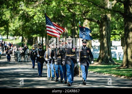 Il reggimento di fanteria statunitense 3d (la vecchia Guardia) Caisson Platoon; soldati assegnati al reggimento di fanteria statunitense 3d (la vecchia Guardia); E un bugler e batterista della U.S. Army Band, “Pershing’s Own;” conduci onorificenze funerarie militari con scorta funebre per il 1° Lt. Robert Charles Styslinger nella Sezione 60 del Cimitero Nazionale di Arlington, Arlington, Virginia, 18 giugno 2021. Dalla Defense POW/mia Accounting Agency (DPAA): Alla fine del 1950, Styslinger ha servito con batteria B, 57esima Battaglione di artiglieria da campo, 7esima Divisione di fanteria. È stato segnalato che è stato ucciso in azione il novembre Foto Stock