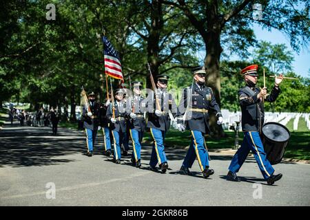 Il reggimento di fanteria statunitense 3d (la vecchia Guardia) Caisson Platoon; soldati assegnati al reggimento di fanteria statunitense 3d (la vecchia Guardia); E un bugler e batterista della U.S. Army Band, “Pershing’s Own;” conduci onorificenze funerarie militari con scorta funebre per il 1° Lt. Robert Charles Styslinger nella Sezione 60 del Cimitero Nazionale di Arlington, Arlington, Virginia, 18 giugno 2021. Dalla Defense POW/mia Accounting Agency (DPAA): Alla fine del 1950, Styslinger ha servito con batteria B, 57esima Battaglione di artiglieria da campo, 7esima Divisione di fanteria. È stato segnalato che è stato ucciso in azione il novembre Foto Stock