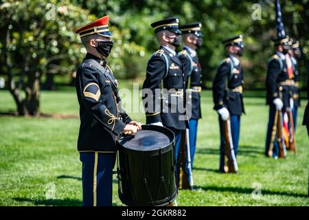 Il reggimento di fanteria statunitense 3d (la vecchia Guardia) Caisson Platoon; soldati assegnati al reggimento di fanteria statunitense 3d (la vecchia Guardia); E un bugler e batterista della U.S. Army Band, “Pershing’s Own;” conduci onorificenze funerarie militari con scorta funebre per il 1° Lt. Robert Charles Styslinger nella Sezione 60 del Cimitero Nazionale di Arlington, Arlington, Virginia, 18 giugno 2021. Dalla Defense POW/mia Accounting Agency (DPAA): Alla fine del 1950, Styslinger ha servito con batteria B, 57esima Battaglione di artiglieria da campo, 7esima Divisione di fanteria. È stato segnalato che è stato ucciso in azione il novembre Foto Stock