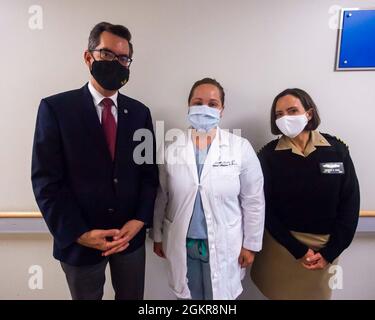 210618-N-LW757-1035 SAN DIEGO (18 giugno 2021) Presidente del Consiglio comunale di San Diego Pro TEM Stephen Whitburn (Distretto 3) (a sinistra), Lt. CMdR. Elizabeth Awodele, il comando di preparazione e addestramento della Medicina della Marina (NMRTC) il capo di reparto completo di San Diego di combattimento e di cure Casualty complesse (C5) e il Capt. Kim Davis, ufficiale di comando NMRTC di San Diego (destra), posano per una foto durante un tour delle strutture dell'ospedale 18 giugno. Whitburn si è recata in ospedale per acquisire familiarità con le capacità dell'ospedale ed esaminare le nuove tecnologie. La missione di NMRTC San Diego è preparare la memoria di servizio Foto Stock