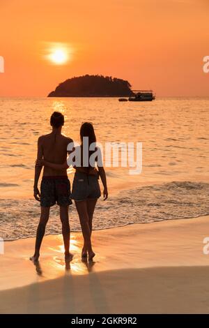 Coppia al tramonto, Kata Beach, Phuket, Mare delle Andamane, Oceano Indiano, Thailandia, Asia sudorientale, Asia Foto Stock