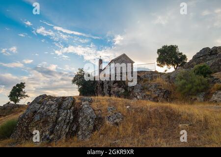 Mogadouro, Portogallo - 26 agosto 2021 : Cappella di San Cristovao, Distretto di Braganca, Portogallo Foto Stock