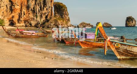 Barche a coda lunga sulla spiaggia di Phra Nang, la penisola di Railay, la provincia di Krabi, la Thailandia, il sud-est asiatico, Asia Foto Stock