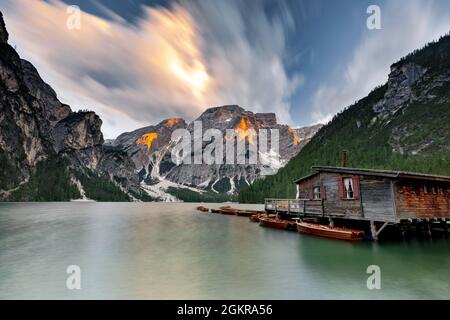 Cielo nuvoloso al tramonto sulla Croda del Becco e sul Lago di Braies (Pragser Wildsee, Dolomiti, Alto Adige, Italia, Europa Foto Stock