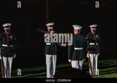 I Marines con il Silent Drill Platoon eseguono la loro sequenza di “ispezione del fucile” durante una sfilata del venerdì sera a Marine Barracks Washington, 18 giugno 2021. George W. Smith Jr., vice comandante di piani, politiche e operazioni, è stato il comandante ufficiale e generale dell'esercito degli Stati Uniti Paul M. Nakasone, comandante degli Stati Uniti del Cyber Command degli Stati Uniti, direttore dell'Agenzia di sicurezza Nazionale e capo del Servizio di sicurezza Centrale, era l'ospite d'onore. Foto Stock