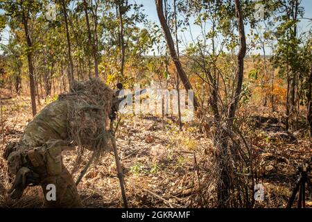 Un soldato dell'esercito australiano spara un fucile da cecchino Blaser Tactical 2 durante l'esercitazione del Jackaroo del sud all'area di addestramento del Bundey del Monte, 18 giugno 2021. I marines degli Stati Uniti, i marinai della Marina degli Stati Uniti, i soldati dell'esercito australiano e i soldati della forza di auto-difesa del suolo del Giappone hanno condotto una gamma di fuoco viva esercitando le loro capacità combinate di precisione di marksmanship a lungo raggio su sistemi multipli di armi. I legami di difesa tra Stati Uniti, alleati e nazioni partner sono fondamentali per la sicurezza regionale, la cooperazione e l'integrazione delle nostre capacità combinate. Foto Stock