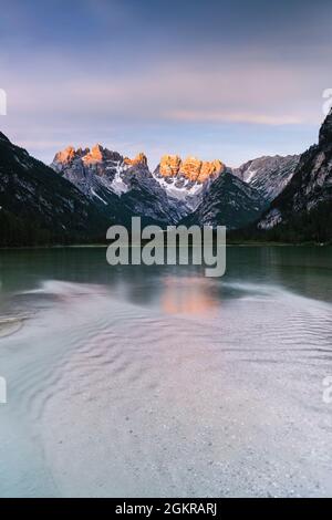 Lago Landro (Durrensee) all'alba con Popena e Cristallo sullo sfondo, Dolomiti, provincia di Bolzano, Alto Adige, Italia, Europa Foto Stock