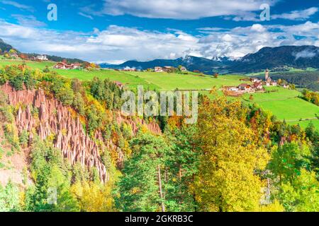 Piramidi di terra monumento naturale dell'altopiano di Renon in autunno, Longomoso, Bolzano, Alto Adige, Italia, Europa Foto Stock