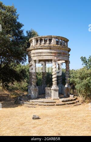Mogadouro, Portogallo - 27 agosto 2021 : Niche probabilmente costruito nel secolo. 17 / 18, ispirati ai classici templeti, che costituiscono un esempio di gr Foto Stock