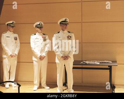 ADM posteriore. Tim Weber (a sinistra), comandante, Naval Medical Forces Pacific, è in piedi con il Capt. Adam Armstrong (al centro), il comandante, Naval Medical Research Center (NMRC), e il Capt. William Deniston (a destra), in attesa che il cambio di comando di NMRC inizi, giugno 18. Weber presiedeva la cerimonia, durante la quale Armstrong volse il timone a Deniston. NMRC è il principale laboratorio di ricerca medica per il Bureau of Medicine and Surgery della Marina degli Stati Uniti e dispone di sette laboratori subordinati che conducono ricerche in malattie infettive, rilevamento e difesa di guerre biologiche, combattere la cura delle vittime, ambiente Foto Stock